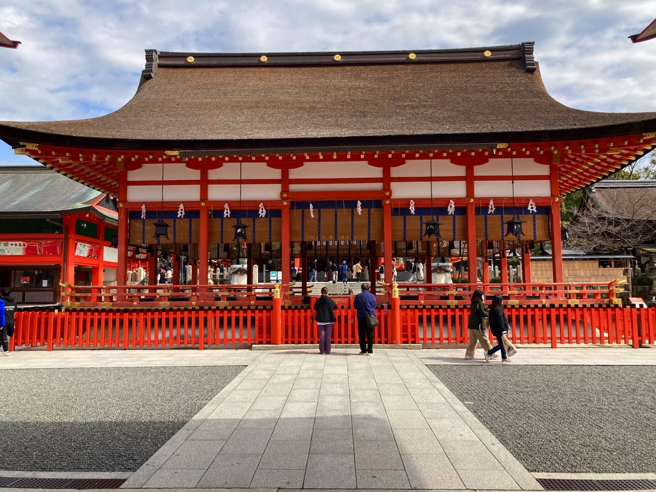 外拝殿 伏見稲荷大社の2つある拝殿のうち江戸時代末期に建立された重要文化財 ふしみいなりガイド